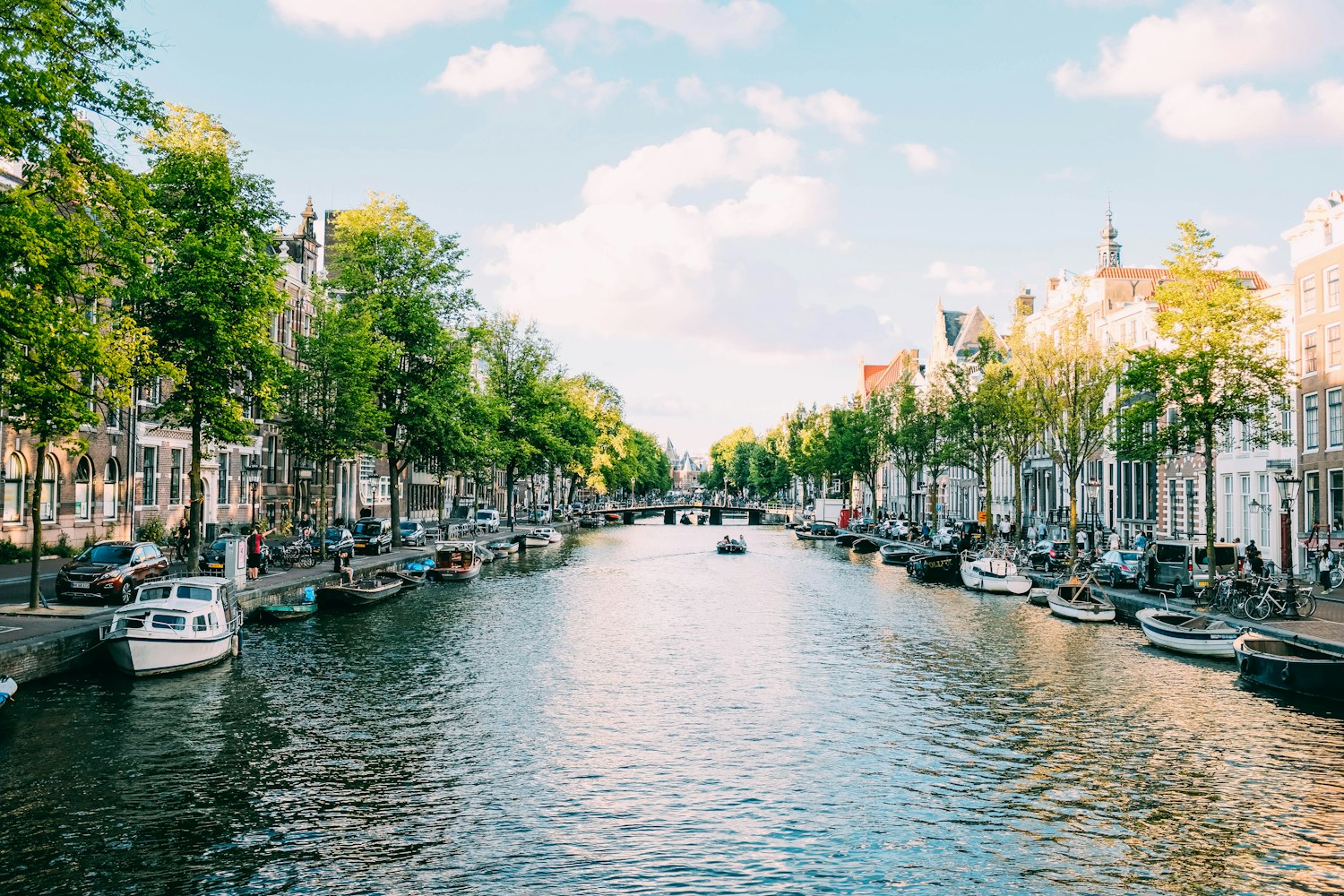 Nederlandse grachtenpanden langs het water